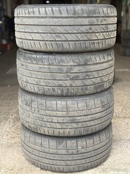 235/35 R19 - 2
