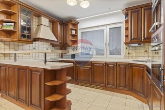 PREDAJ : REZERVOVANÉ - 4 izb. Rodinný dom 185 m2, kompletná - 2