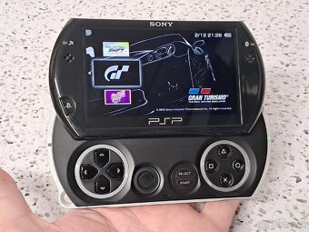 PSP GO (PSP-N1004) + ADAPTER (PLAYSTATION PORTABLE) - 2