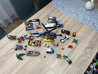 Veľký box plný LEGO – rôzne sety, autá, lietadlá - 2