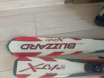 lyžiarky a lyže Atomic - 2