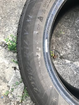 Predám dve jazdené zimné pneumatiky 225/55/17 - 2