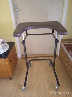 Zdravotné chodítko a toaletná stolička - 2