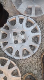 Puklice na Hyundai 5kusov/jedna puklica nová - 2