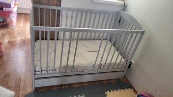 Detská postieľka s matracom a nepremokavými plachtami - 2