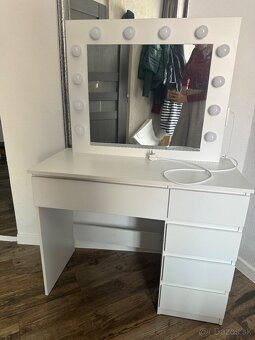Makeup Stolík - 2