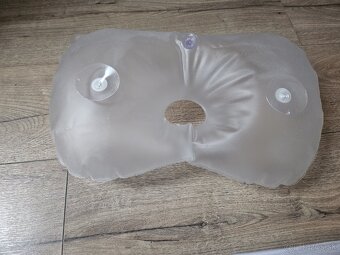 Nafukovaci vankúš do vane - 2