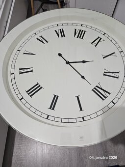 Stolík s hodinami - 2