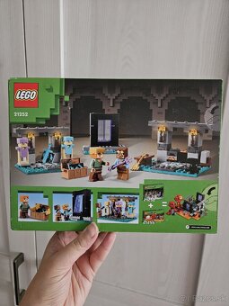 Lego 21252 The Armoury - 2