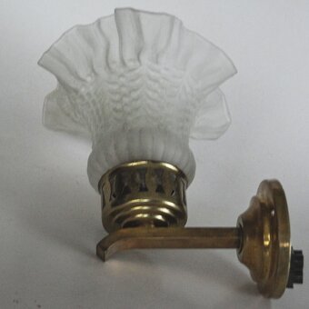 Nástenné svietidlo s tienidlom. - 2