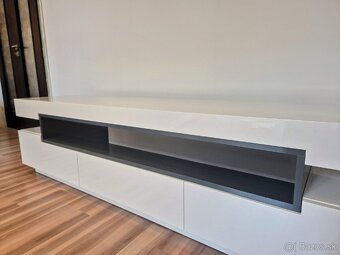 Premiova skrinka pod TV LAURA WE-TEC - 2