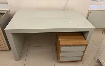Novy leskly stol plus kontajner - 2