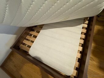 Drevená postel s matracom - 2