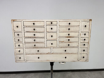 dizajnová skrinka so šuplíkmi Zubný laborant 1930 - 2