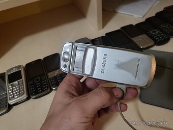 Samsung SGH-Z400 - 2