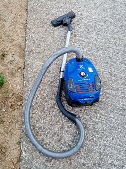 predám vysávač ELEKTROLUX - 2
