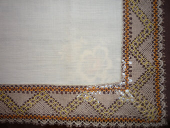 Obrus ozdobený paličkovanou čipkou + výšivka RICHELIEU - 2