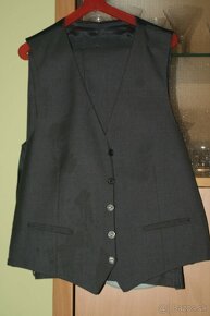 Predám šedý pánsky oblek použitý, na výšku 175 cm pás 88 cm. - 2