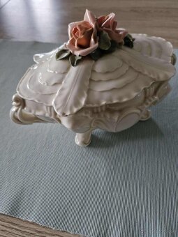 Karl Ens Dekoratívna porcelánová dóza s ružami na vrchu - 2
