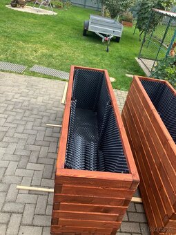 Kvetinace a vyvysene zahony - 2