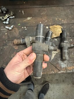 Predám držiaky trysiek na zetor 25 - 2