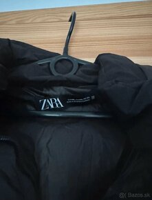 Zara čierna hrubá zimná pérová bunda s obojstranným zipsom a - 2