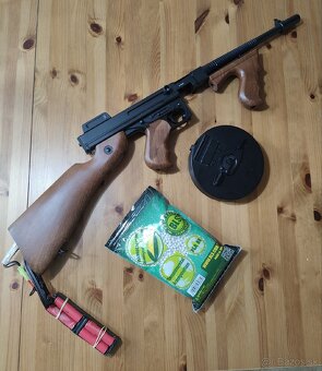 Airsoft Thompson M1928A1 (CYMA CM.051) + výkonná batéria
- 2