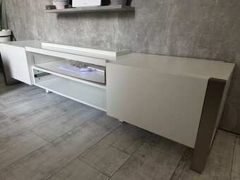 Stôl pod TV - 2