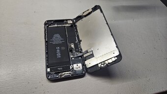 Apple iPhone 7 - reštartuje sa, na diely - 2