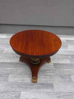 Stolík konferenčný okrúhly – neoklasický . - 2