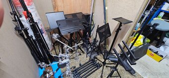 Stojany na mikrofóny, svetla, mix pulty, noty atď. - 2