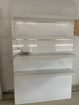 Poličky so zadnou stenou biely lesk - 2