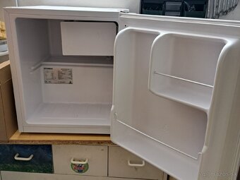 chladnička s mraziakom značka Hyundaj. - 2