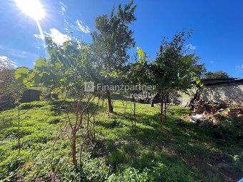 Popcornový pozemok so starším RD  ako záhradné sady (F679-14 - 2