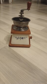 Mlynček na kávu ručný - 2