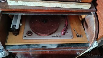 Starý gramofón a staré rádio s okom - 2