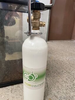 Predám 2x CO2 5l,2l, regulátor a budíky, 2x UV lampa - 2