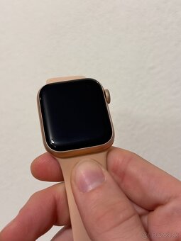 Apple watch SE 40mm , pekný stav, s nabíjačkou a krab - 2