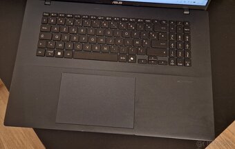 Obrovský 18" asus vivobook 18 - 2