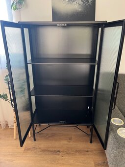Kovova vitrina nova - 2