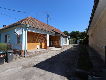 Starší 3 izbový rodinný dom sedliackym štylom na obr… - 2