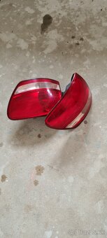 Zadné a hmlové svetlá z Toyoty Avensis Verso - 2