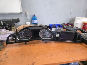 Budíky audi a6 c6 . - 2