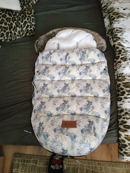 Kočik ,fusak ,sedačka (vajičko), stolička na jedenie. - 2