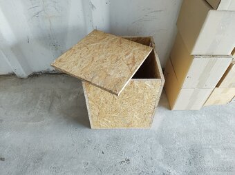 02  Celtoviny, drevený box, plechovice - 2