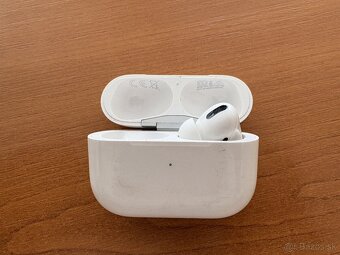 Nabíjacie púzdro a pravé slúchadlo AirPods Pro 2 - 2