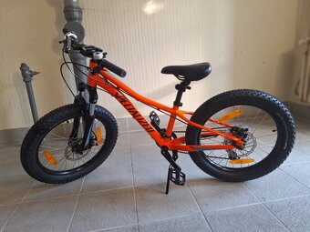 Predám detský bicykel 20kola Specialized Fatbaik cerveny - 2