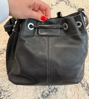 Calvin Klein crossbody kožená kabelka - 2