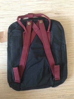 Batoh Fjällräven Kanken čierny s vínovými popruhmi - 2