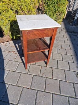 Predám menší stolík s bielou mramorovou doskou - 2